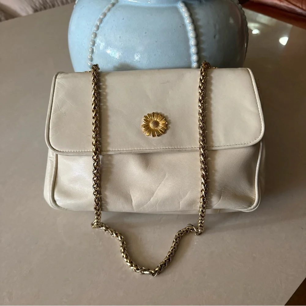 Escada Cream Leather Bag with Gold Chain flower detail - Picture 2 of 15